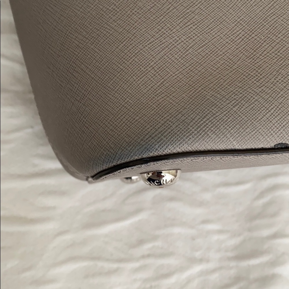 🎉HP🎉 Michael Kors Pearl Gray Jet Set Bag - Picture 2 of 15
